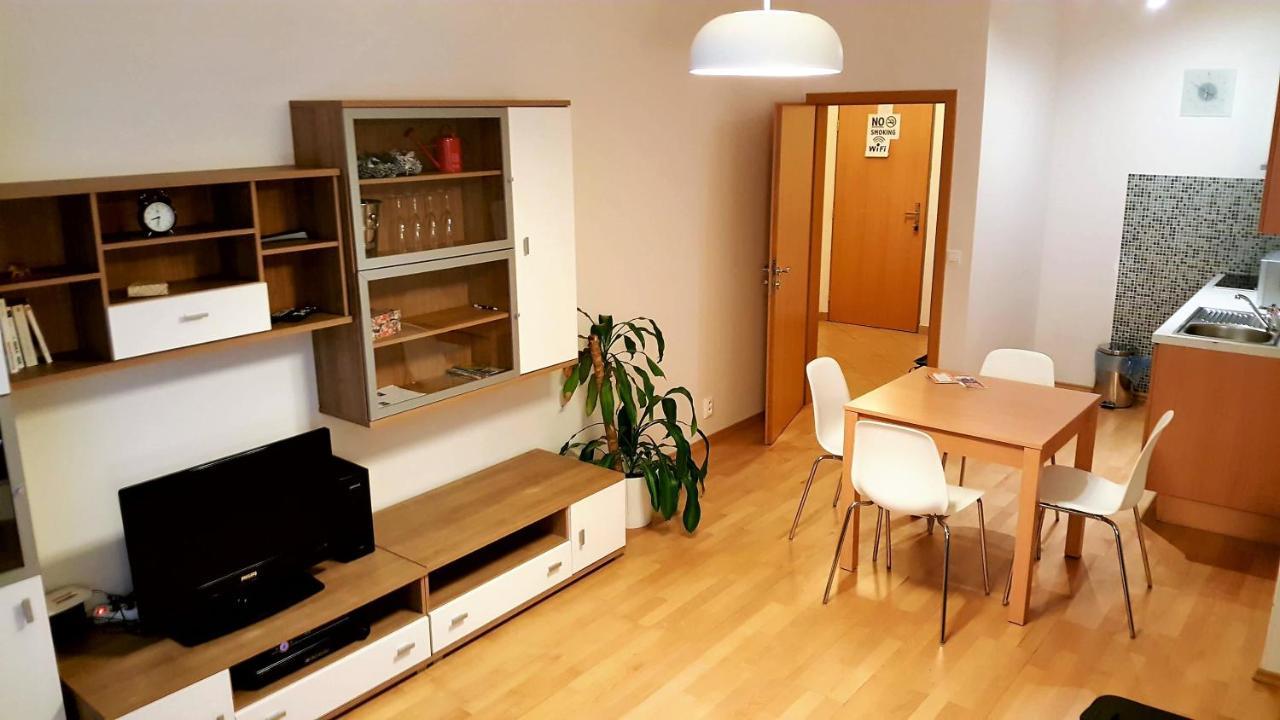 Apartment Smichov Прага Екстер'єр фото
